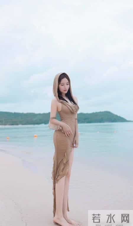 浅棕色的吊带连衣裙,优雅范十足,让你瞬间变身时尚女王