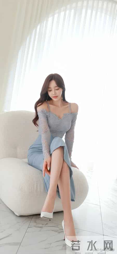 V领露肩，蕾丝缀浅蓝裙身，优雅清新。