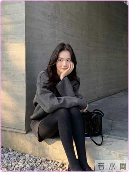 “灰色短大衣 + 同色系半裙 + 厚黑袜”，全灰是这个秋冬的氛围感密码！