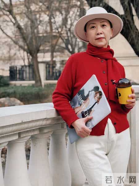女人上了年纪后,尽量不要穿卫衣、小脚裤,换成这些会更时髦洋气