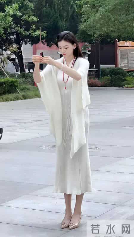 穿得出古典气质，扛不住地铁挤裙摆