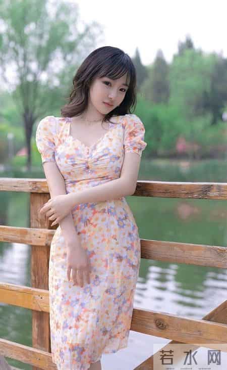 夏天正在悄悄度过，衣柜里怎么少得了一件碎花连衣裙呢！