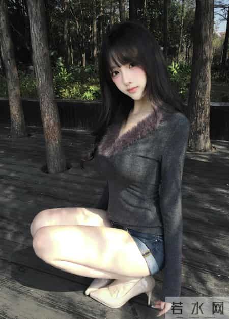 毛绒领上衣+牛仔热裤把“纯欲腿精感”焊在树林里了