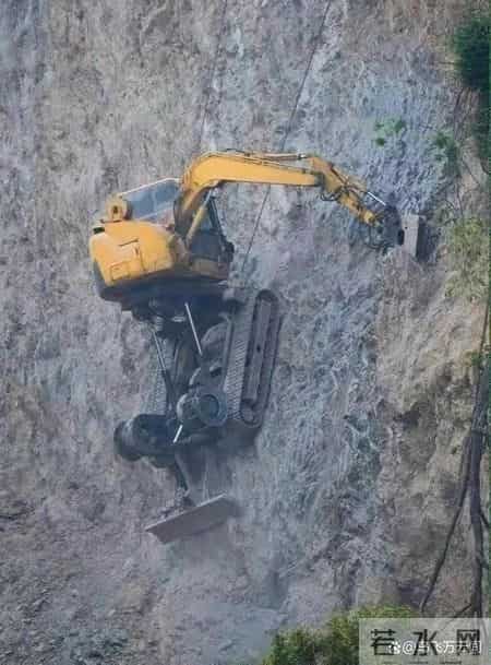 48张老照片看奇闻奇事，爱因斯坦合影卓别林，沙漠中的绿洲，在建中的埃菲尔铁塔