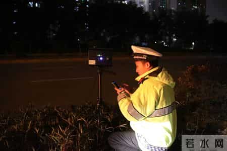 昨晚官塘大道多车超速被罚，交警夜间测速仪上线！