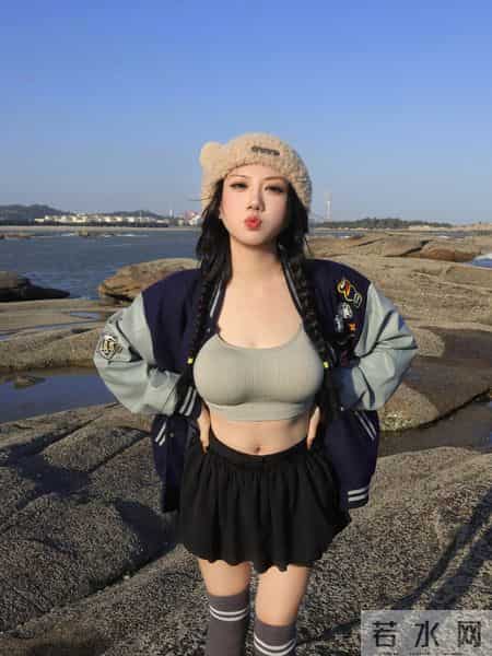 棒球服+短裙在海边把“甜酷松弛感”焊死了