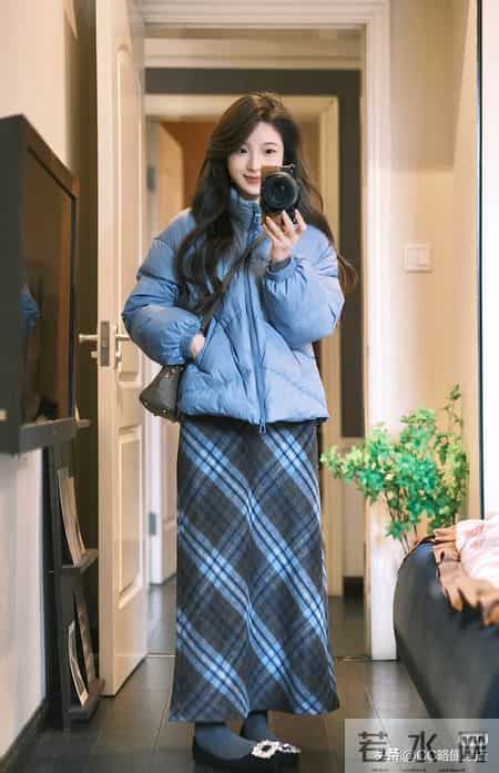 羽绒+格子裙，超时髦韩系减龄