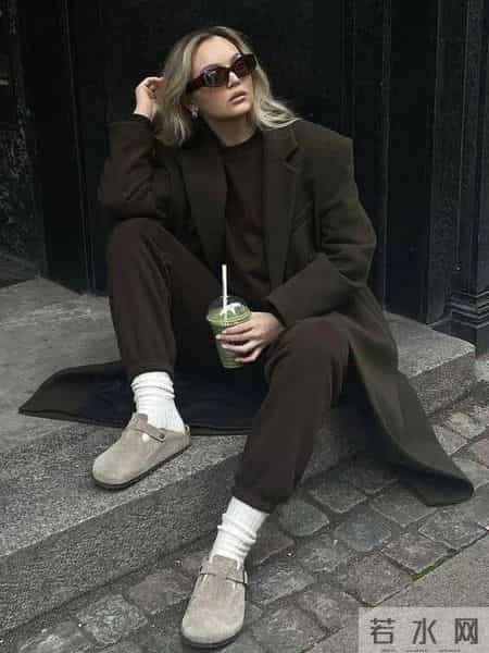 “阔腿裤+勃肯鞋”竟是冬天最流行组合，松弛又减龄