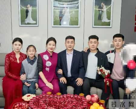 新郎晒44张婚纱照，仅有6张新娘正脸，其余大半是母亲，女方回应