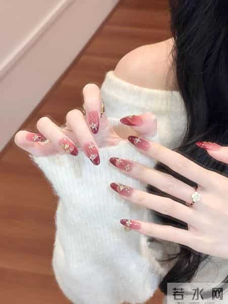 我的新美甲，红的很安心！