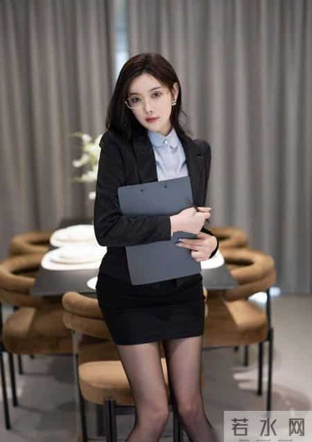 美女穿黑色的西装套裙内搭淡蓝色衬衫经典利落,简约耐看