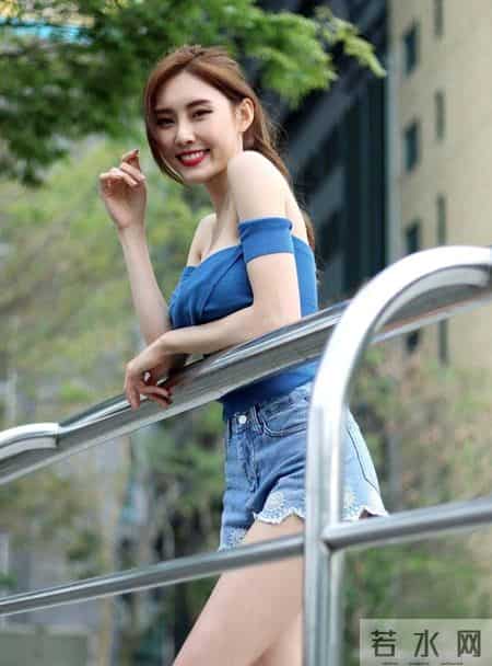 蓝色抹胸小衫搭配牛仔短裤，减龄又时尚，尽显十足女人味