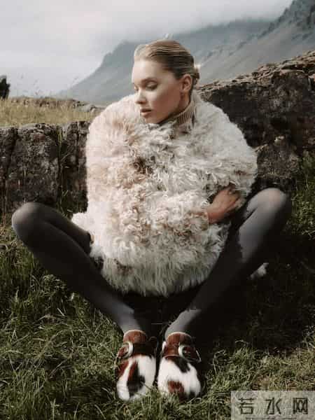 “阔腿裤+勃肯鞋”竟是冬天最流行组合，松弛又减龄