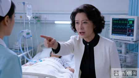 我爸病危住院，老公却带着公婆去冰岛看极光，半个月后，婆婆打来电话：你公公脑溢血了，快来医院。我挂了电话，带我爸去了三亚