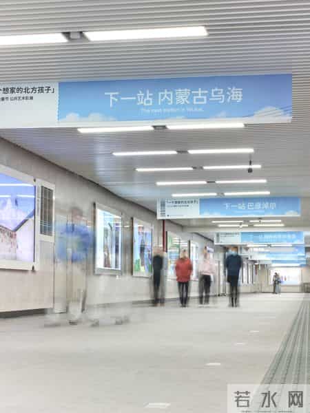 FURLA在轻盈与功能之间展开意式日常，ZONA20 MILANO展现白色不只是背景｜是日美好事物