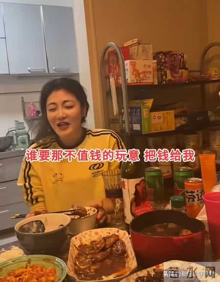 男的暗恋4年告白，女的张口就要钱，他听完转身就走，网友：清醒