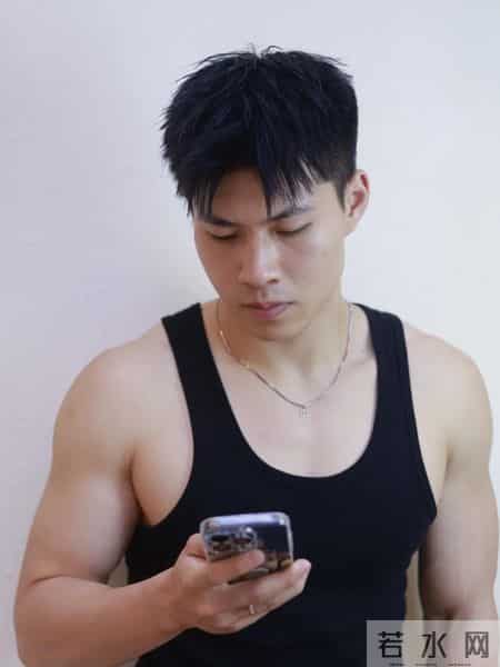 你还在剪“锅盖头”发型？2026年男生流行的发型，这3款帅炸了！