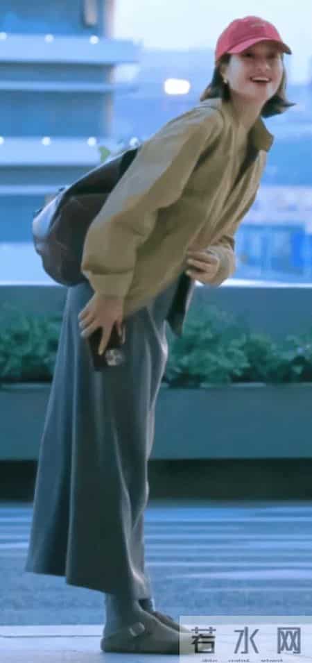 “阔腿裤+勃肯鞋”竟是冬天最流行组合，松弛又减龄