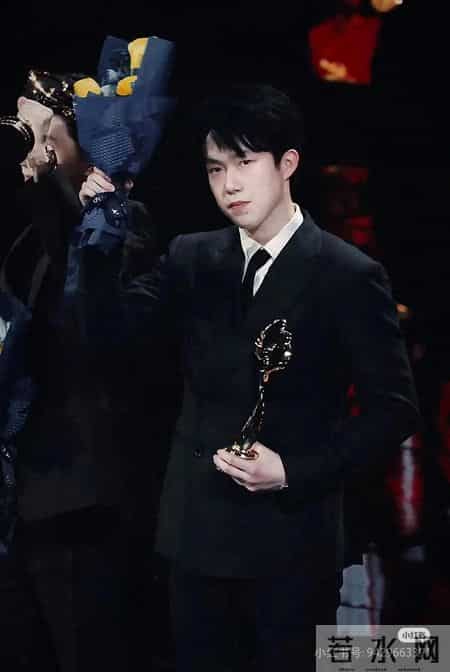 莎莎-太帅了 这衣服能不能永久固定 大头-不太行 训练这一身太别扭了