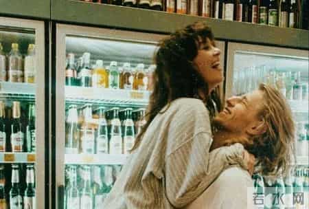 从心理学上看，任何男人和女人，异性之间只要接触的久了，就一定会产生感情。所以要和朋友的伴侣主动保持距离，这是人成熟的标志。