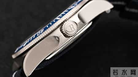 别只盯着水鬼了！硬核潜水表，你该看看这只