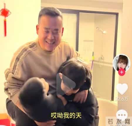 女子异地分居13年，带娃突袭丈夫住处，开门瞬间网友炸锅：不对劲