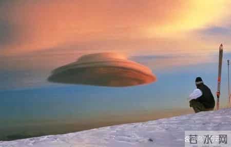 48张老照片看奇闻奇事，爱因斯坦合影卓别林，沙漠中的绿洲，在建中的埃菲尔铁塔