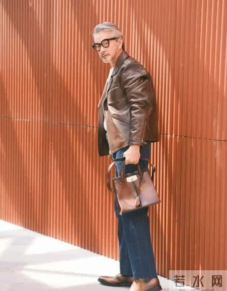 男人老了：可以不穿花衬衫、卫衣，但这3件“上衣”不能少！