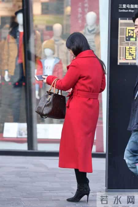 10厘米的黑色尖头细跟短靴,搭配黑色紧身裤,红色呢子大衣