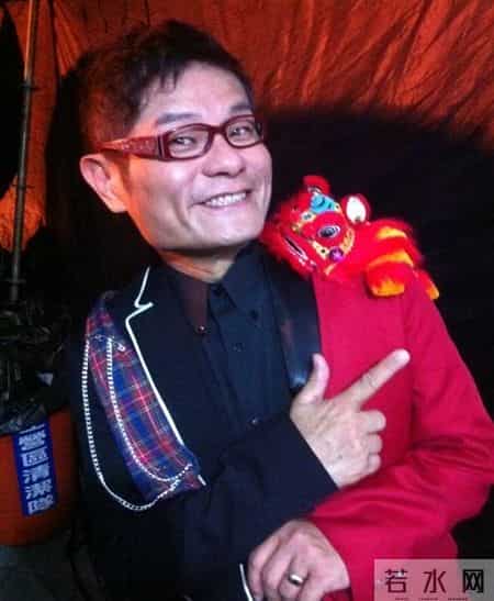 他娶了小24岁妻子，婚后生一儿一女，妻子一夸他帅就会飘