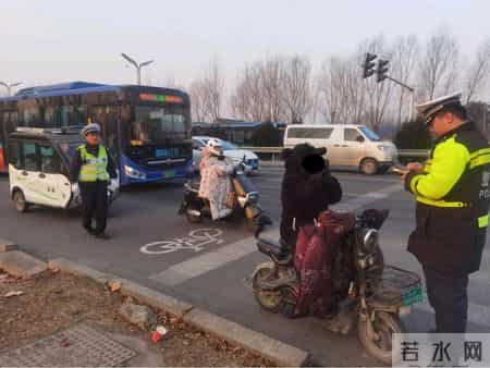 菏泽牡丹区：头盔没戴好，抓拍跑不了