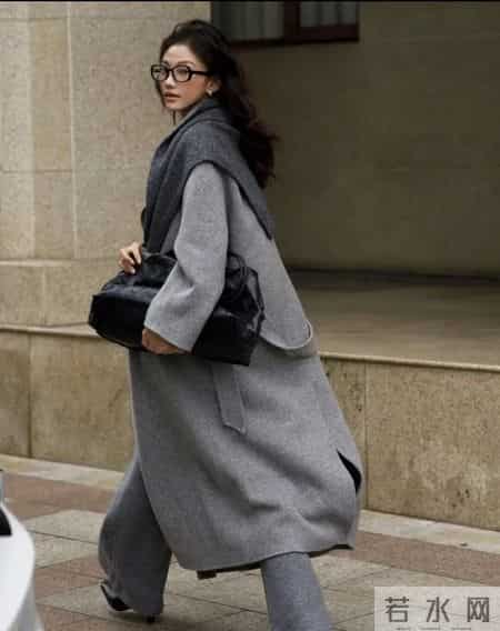 “深灰色大衣+阔腿裤”秋冬最经典搭配，干练随性有气质，太爱了