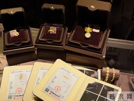 “贴脸”老铺黄金，君佩在广州太古汇开店，有西安游客消费20万，还有人通宵工作后来排队买金