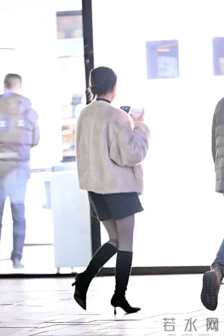 5厘米的黑色尖头细跟长靴，超薄黑色丝袜，黑色皮短裤