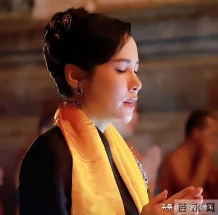 诗妮娜贵妃印度之行结束，4天换了5套造型，41岁生日复出试水成功