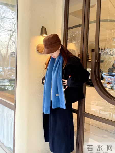 想要黑色大衣不沉闷？试试这样穿搭，时髦又高级！