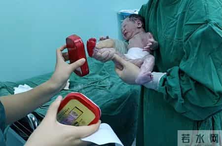 04年，父亲把双胞胎女儿送人，20年后疯狂寻找，只想知道过得如何