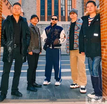 被上海街拍爷爷惊艳！白发不染衣装有型，中老年穿搭就该这么体面