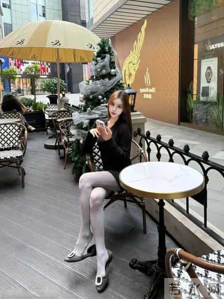 秋冬甜酷风穿搭指南：一条小黑裙的七十二变