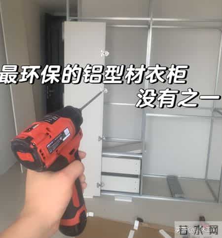 我家砌墙金属衣柜塌了！结果看到网友们的新做法，赶紧砸了重新装