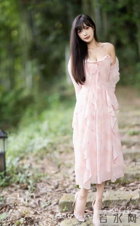 粉色吊带裙和披肩让女性在保持自己成熟的同时展现出青春和活力