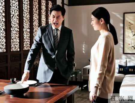 丈夫月薪五万,我一万,他提出AA,我秒同意,第二天,他把婆婆全家接来,下班后他指着餐桌质问我:饭呢?我:AA制,你的爸妈你负责