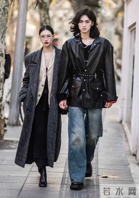 去了上海、杭州才发现：大衣下面不一定要搭长裤，这样穿会更时髦