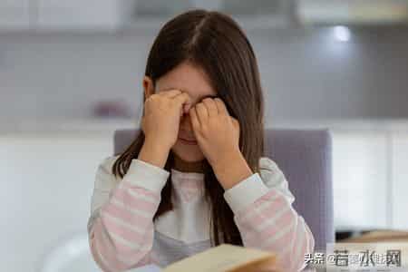 “毁掉”孩子的一双眼睛要多久？一个寒假就够了！3个动作不要做