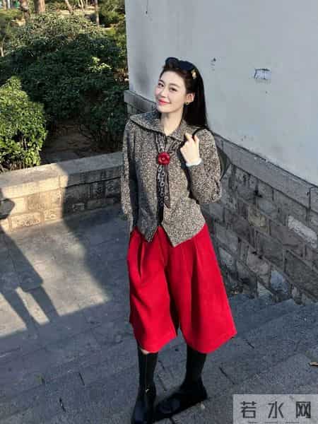 “灰色毛衣+红色阔腿裤”太有新年氛围感了，高级又时髦绝美！