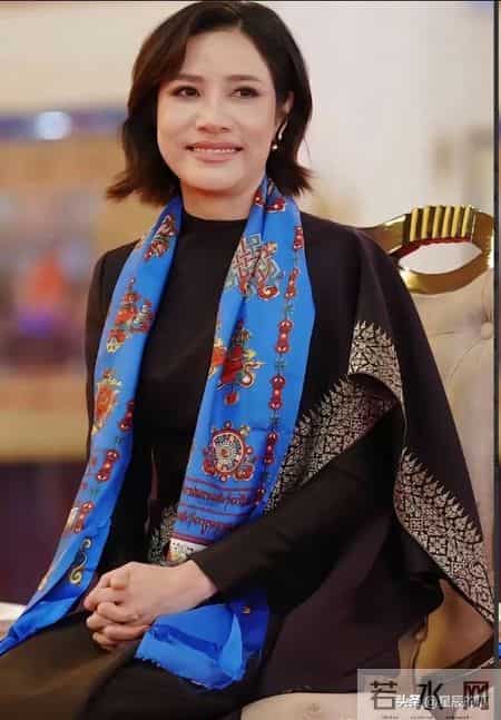 贵妃最后1站！印度小学做功德，戴爱马仕上万披肩 心情沉重不开心