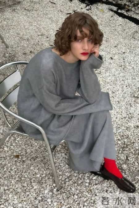 “灰色毛衣”这么穿，真的很高级！