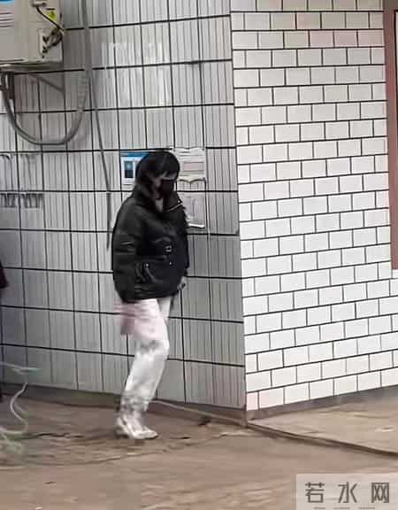 呆呆回合川老家写春联，晾在阳台全被风刮跑了，一万份根本写不完