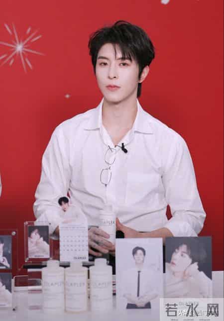 邱鼎杰直播白衬衫配金丝眼镜霸总范十足！衬衣褶皱多成槽点！