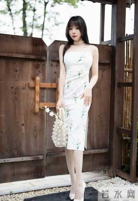 吊带的旗袍连衣裙，低调的色彩搭配素雅的印花，休闲雅致感十足